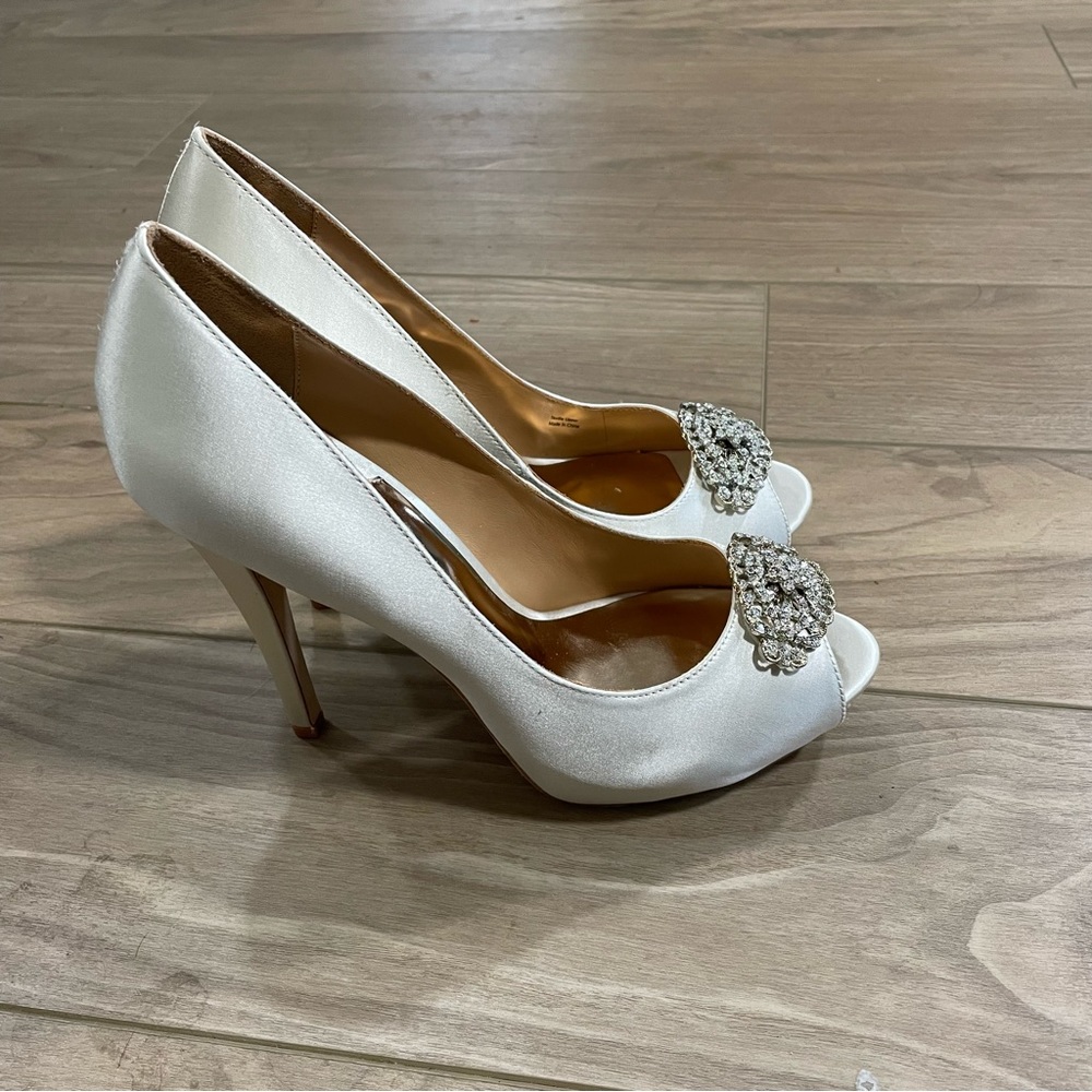 Brand new Badgley Mischka heels with diamond detail - size 10